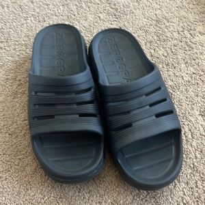 MEN- pool sandal NWOT Navy